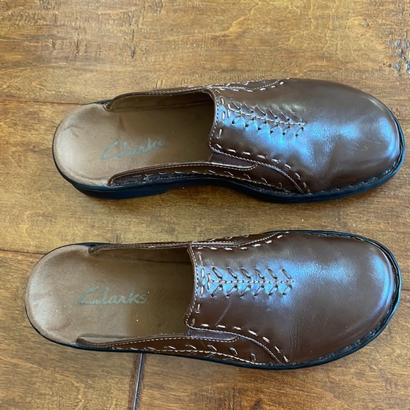 Clarks Brown Leather 7 Slip On Mules Slides Shoes Stitching Details Brazil EUC - Picture 14 of 16